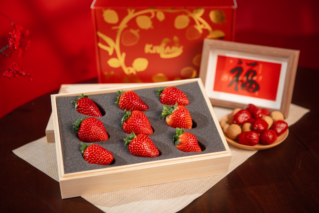 KIWAMI strawberries in wooden presentation box